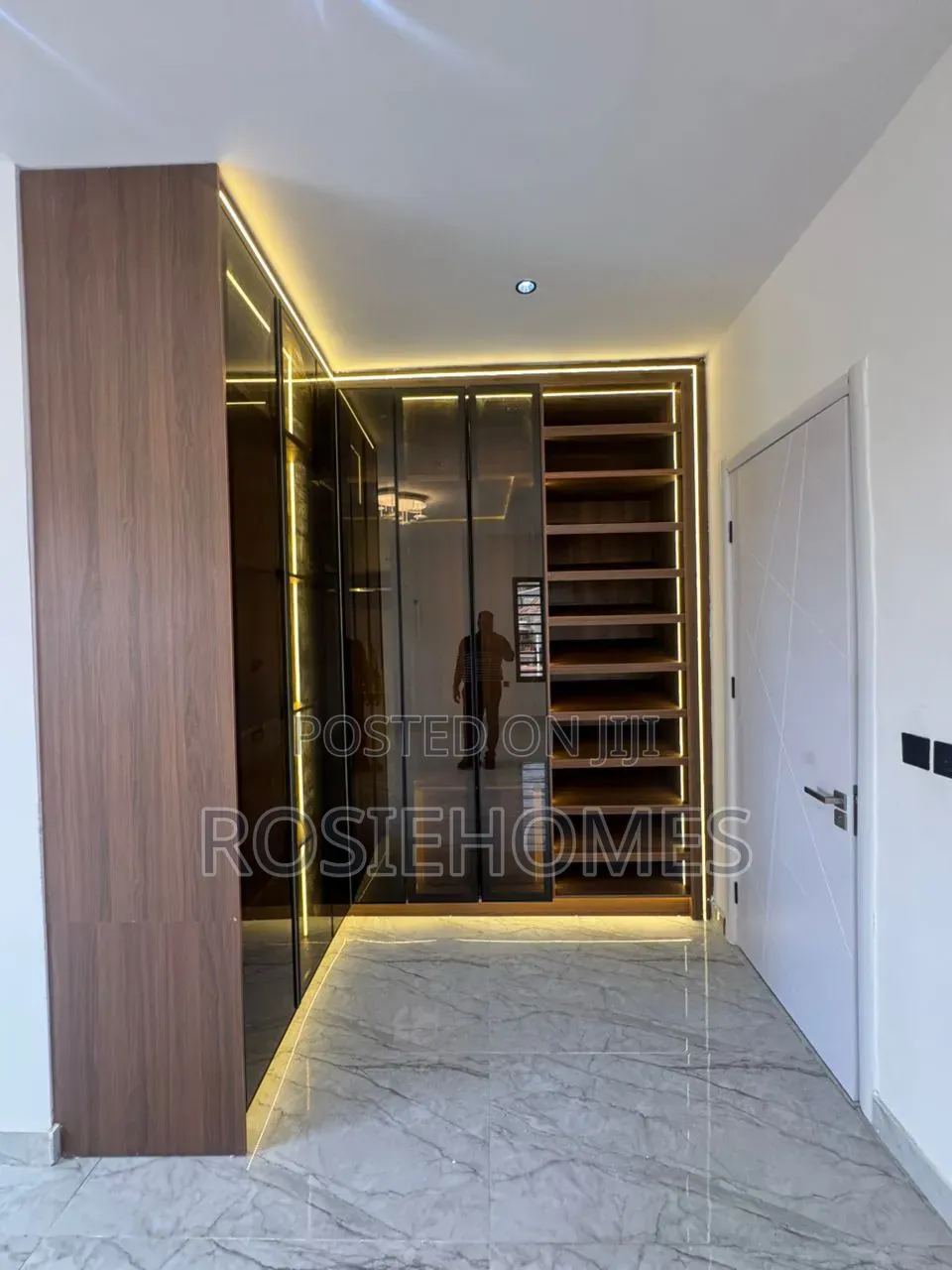 5bdrm Duplex in Garden Estate, Chevron for sale in Chevron