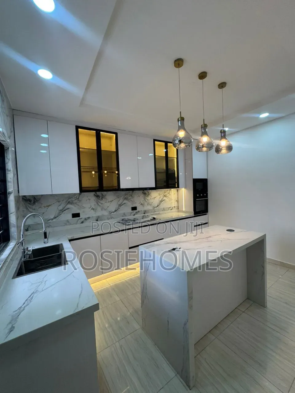 5bdrm Duplex in Garden Estate, Chevron for sale in Chevron