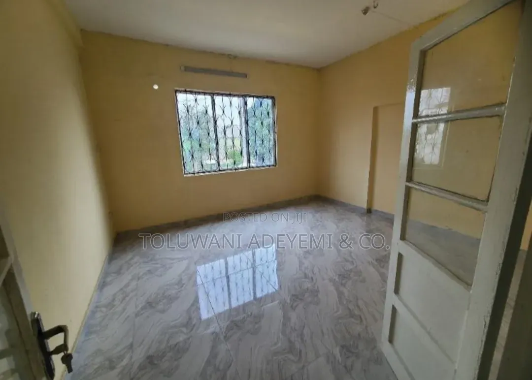 3 Bedroom Flat Commercial Office in Sabo / Yaba