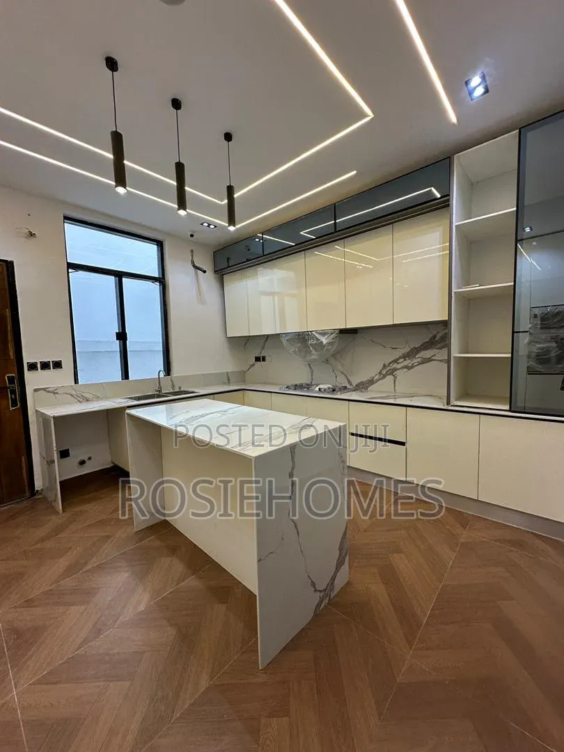 5bdrm Duplex in Garden Estate, Chevron for rent in Chevron