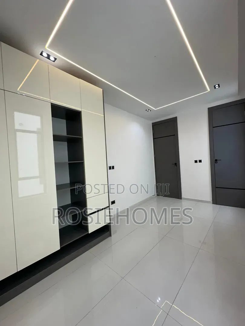 5bdrm Duplex in Garden Estate, Chevron for rent in Chevron