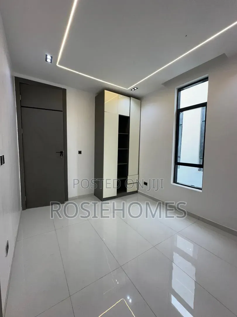 5bdrm Duplex in Garden Estate, Chevron for rent in Chevron