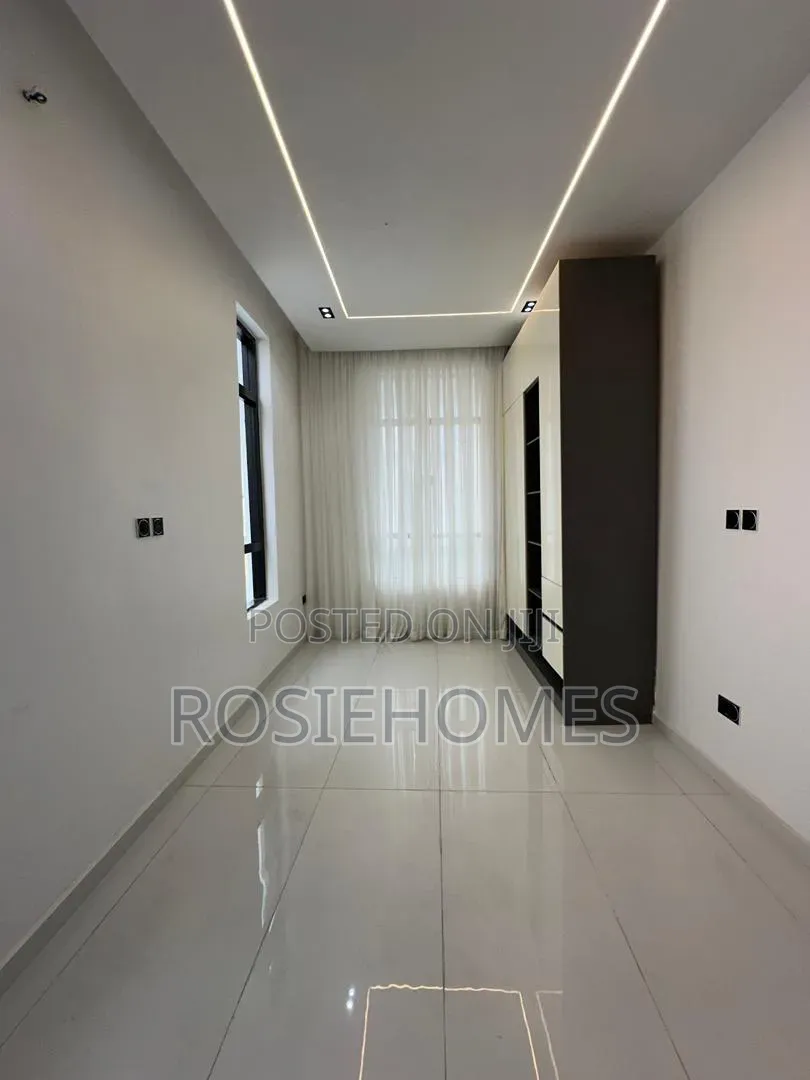 5bdrm Duplex in Garden Estate, Chevron for rent in Chevron