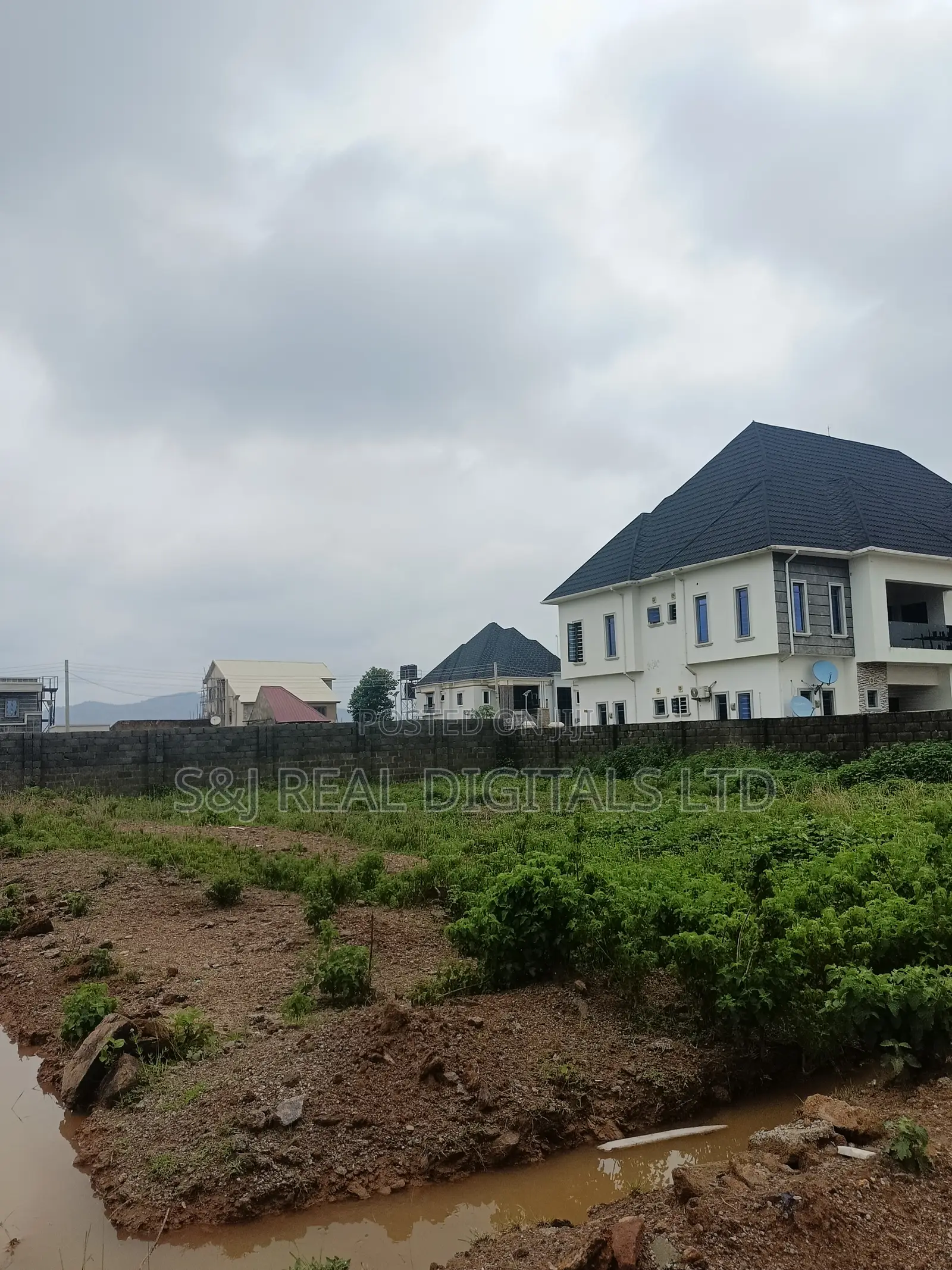 750 SQM Estate Land in an Estate in Life Camp