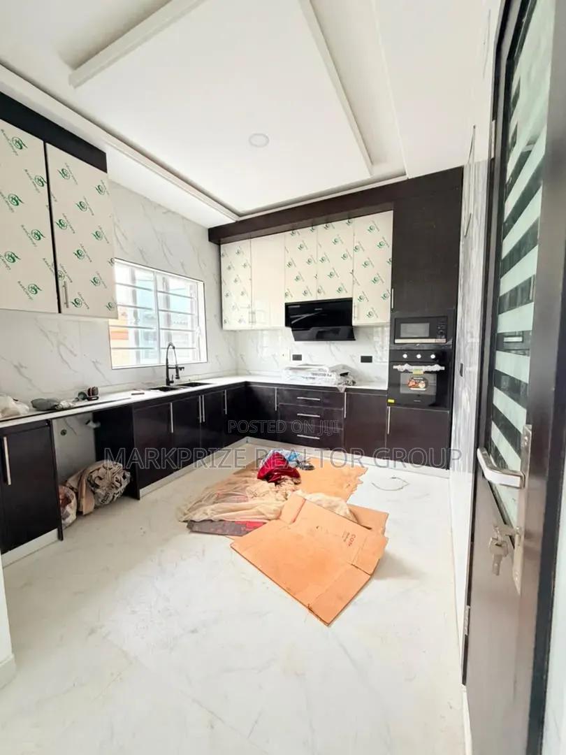 3bdrm Apartment in Opebi Ikeja for sale in Opebi