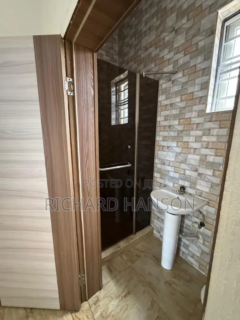 1bdrm Shared Apartment in Not Mini Flat, Chevron for rent in Chevron