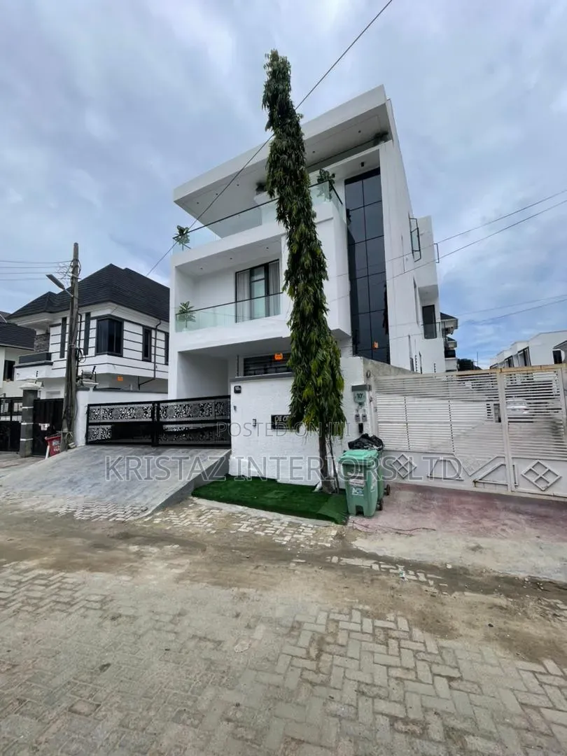 5bdrm Mansion in Ikota for sale in Ikota