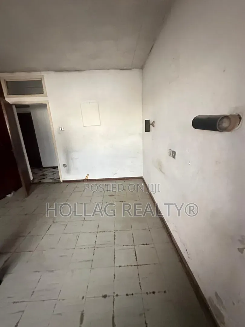 3bdrm Apartment in Okota for sale in Okota