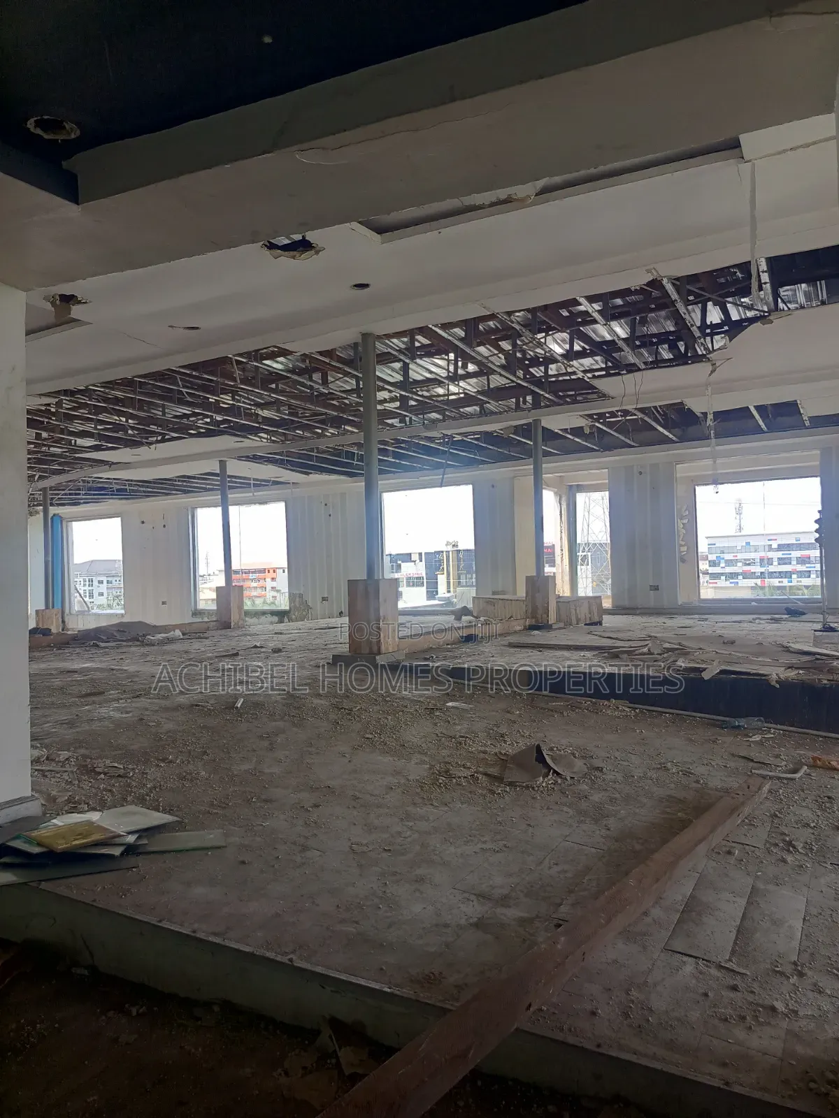 490 Square Meter Space Suitable For Lounge And Bar, Showroom, Etc in Lekki Phase 2