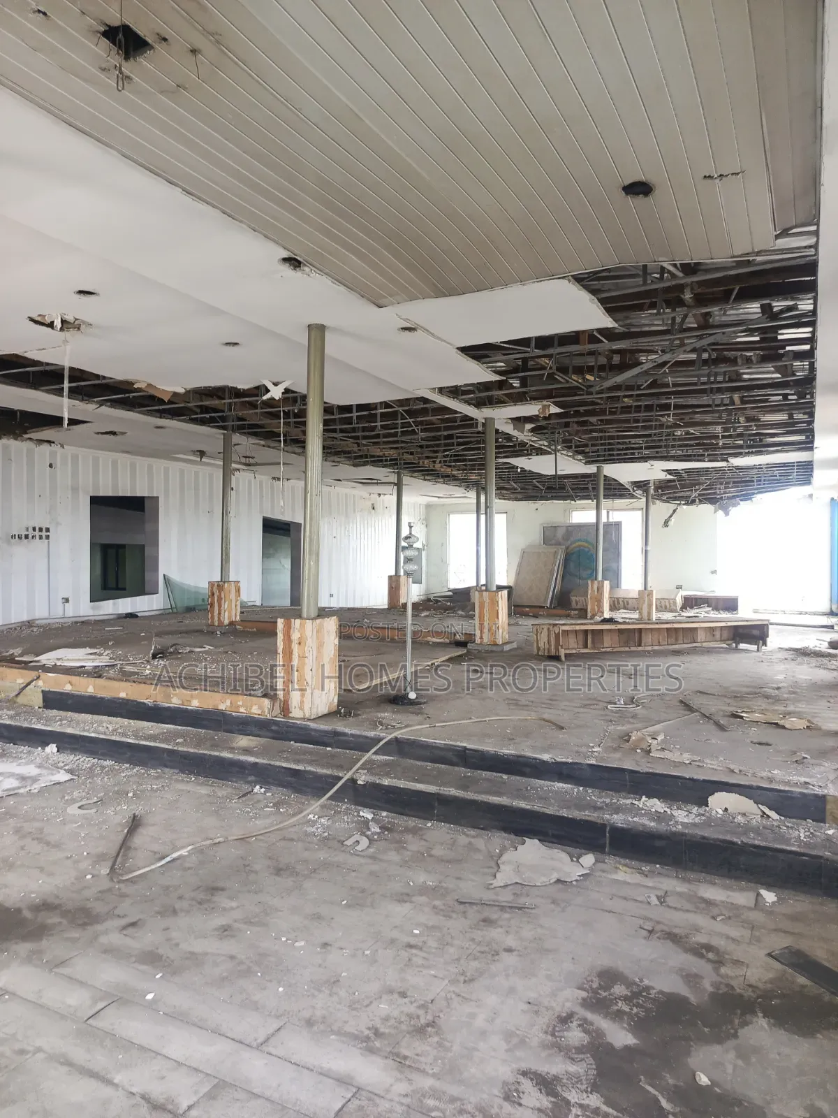 490 Square Meter Space Suitable For Lounge And Bar, Showroom, Etc in Lekki Phase 2