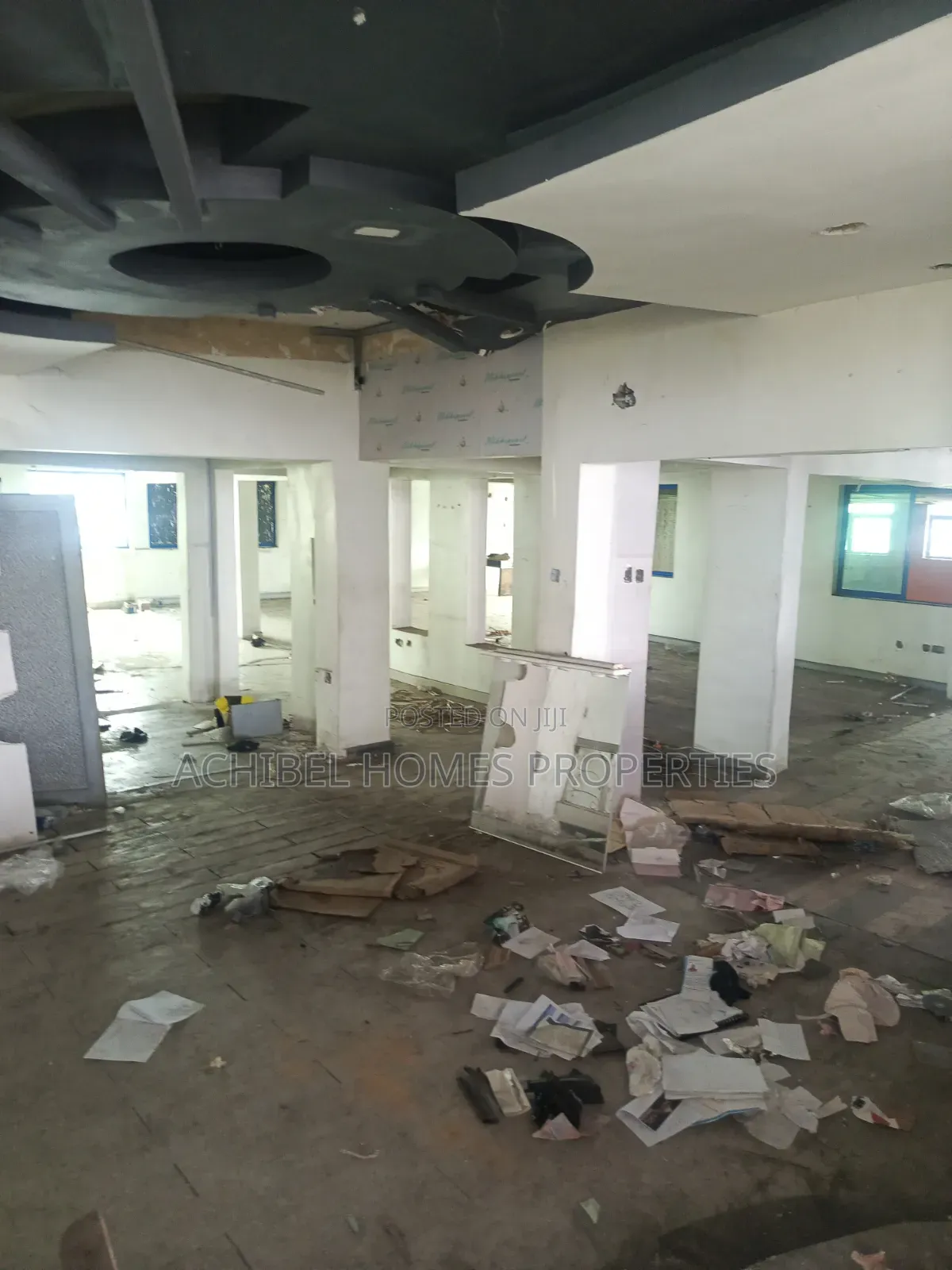 490 Square Meter Space Suitable For Lounge And Bar, Showroom, Etc in Lekki Phase 2