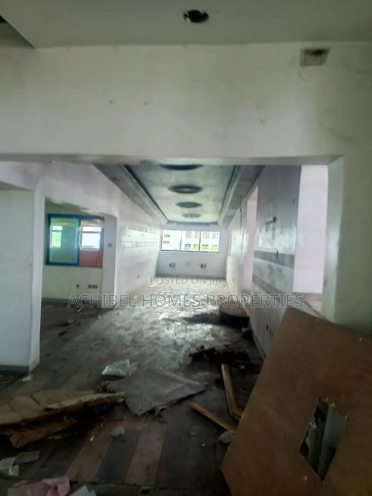 490 Square Meter Space Suitable For Lounge And Bar, Showroom, Etc in Lekki Phase 2