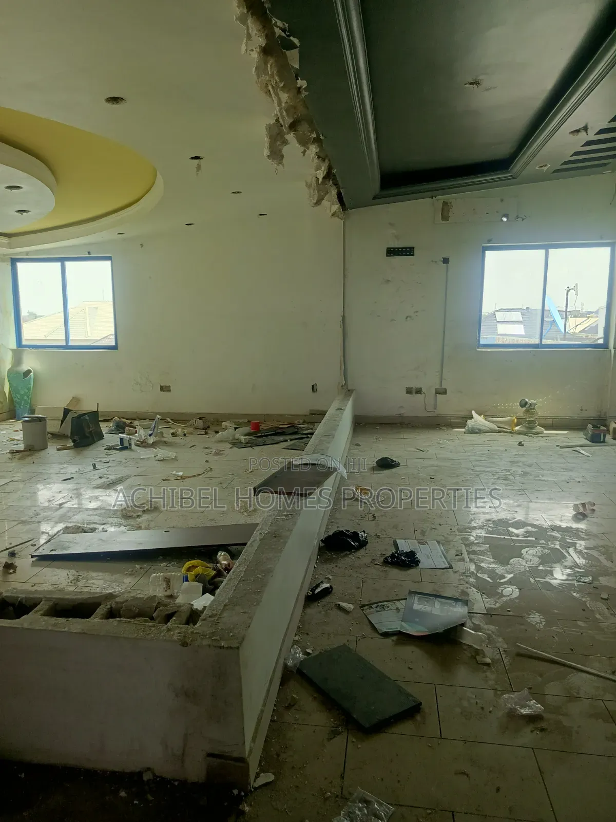 490 Square Meter Space Suitable For Lounge And Bar, Showroom, Etc in Lekki Phase 2