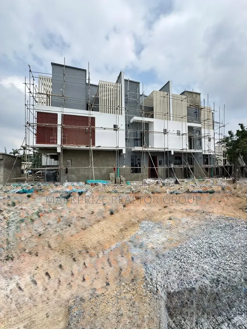 4bdrm Duplex in Surulere Lagos for sale in Aguda / Surulere