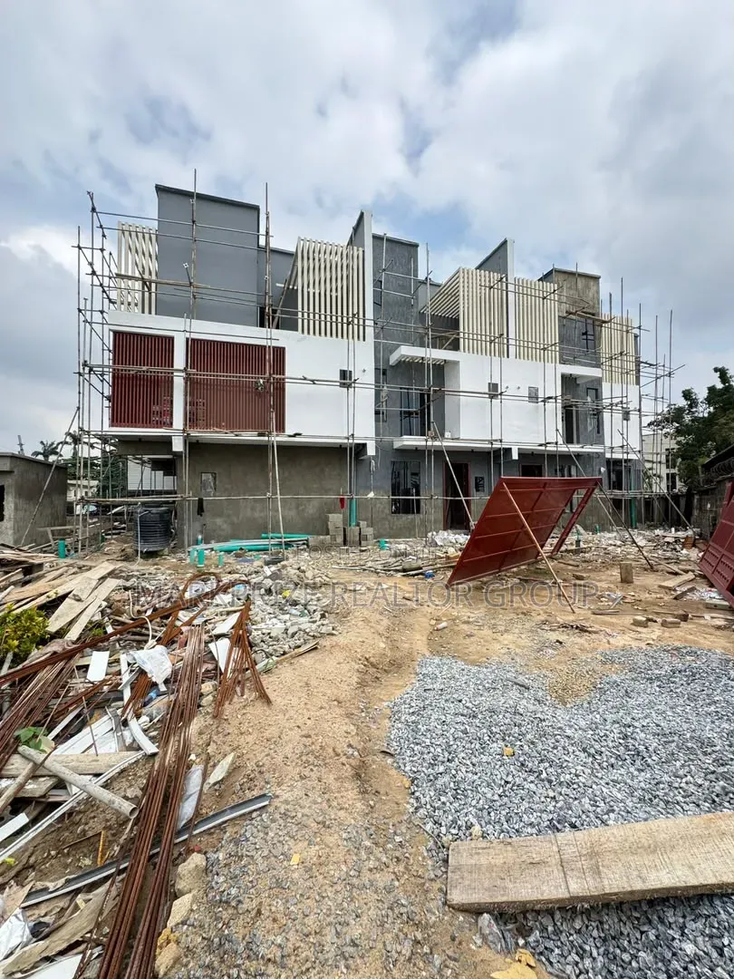 4bdrm Duplex in Surulere Lagos for sale in Aguda / Surulere