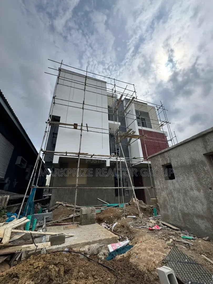4bdrm Duplex in Surulere Lagos for sale in Aguda / Surulere