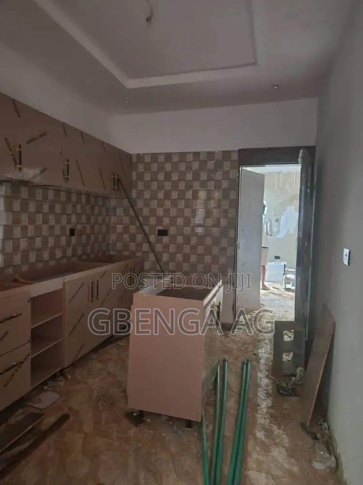 4bdrm Duplex in Omole Phase 2, Kosofe / Kosofe for sale in Kosofe / Kosofe
