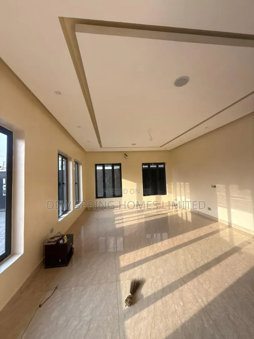 5bdrm Duplex in Lekki Phase 1 for sale in Lekki Phase 1