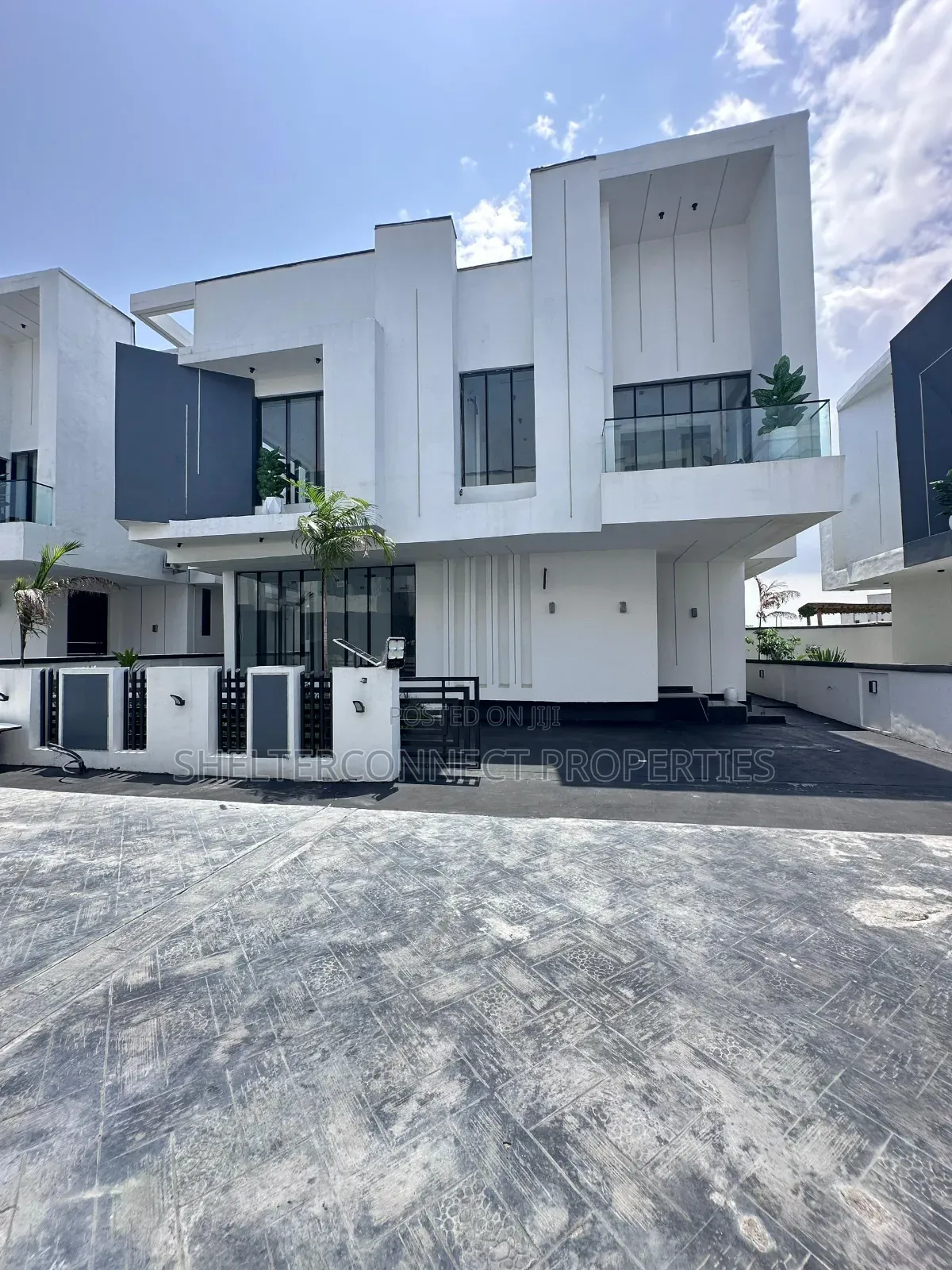5bdrm Duplex in Chevron for sale in Chevron