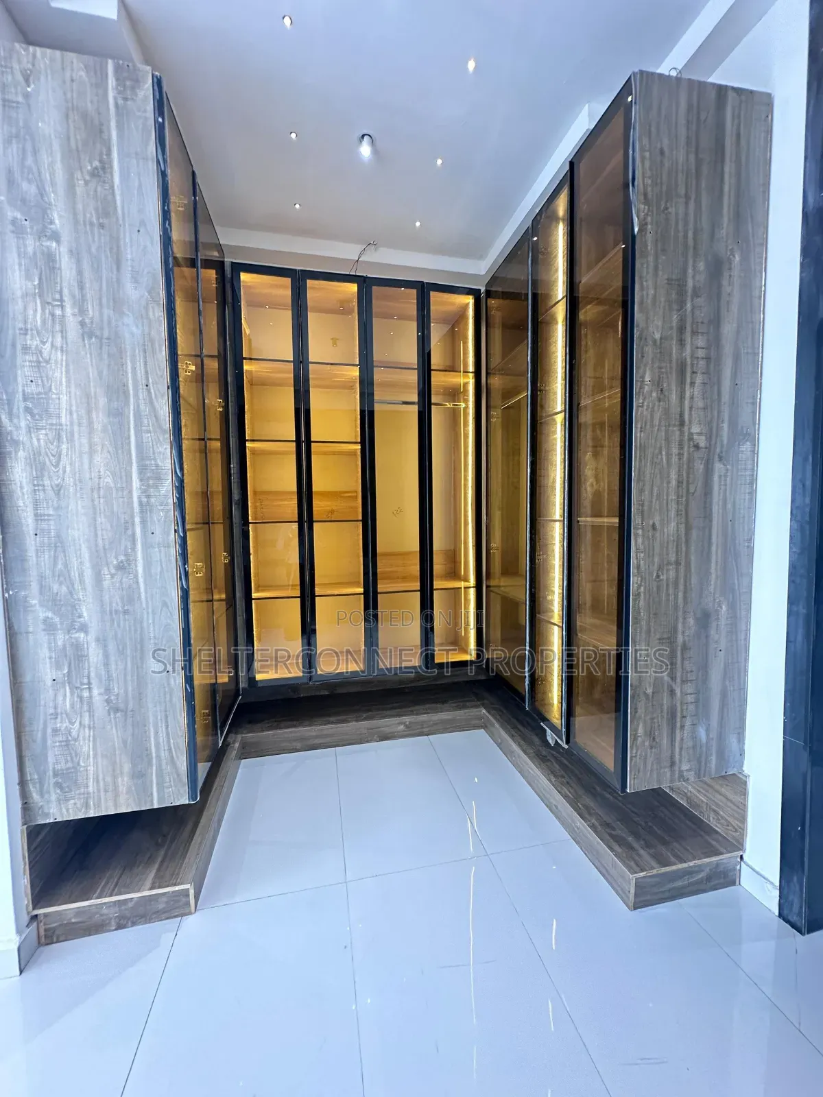 5bdrm Duplex in Chevron for sale in Chevron