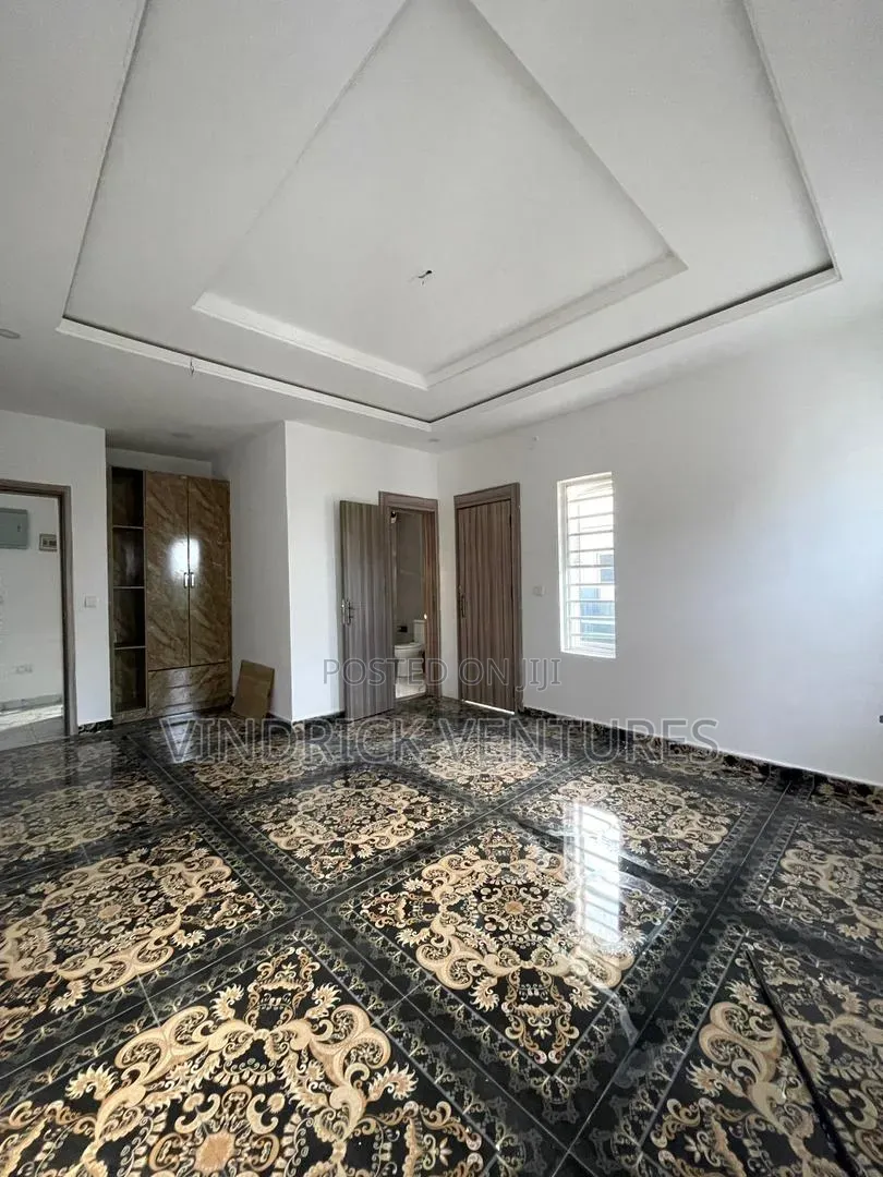 2bdrm Apartment in Apartment At Off for sale in Ilaje / Lekki