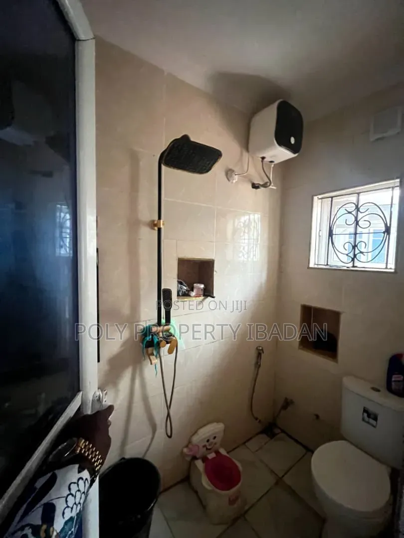 3bdrm Bungalow in Alapata Olodo Garage, Iwo Road for rent in Iwo Road