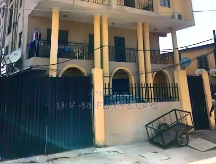 15bdrm Block of Flats in Aguda / Surulere for sale in Aguda / Surulere