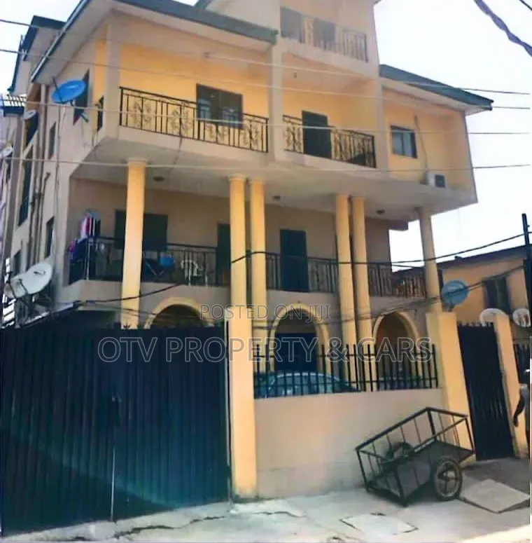 15bdrm Block of Flats in Aguda / Surulere for sale in Aguda / Surulere