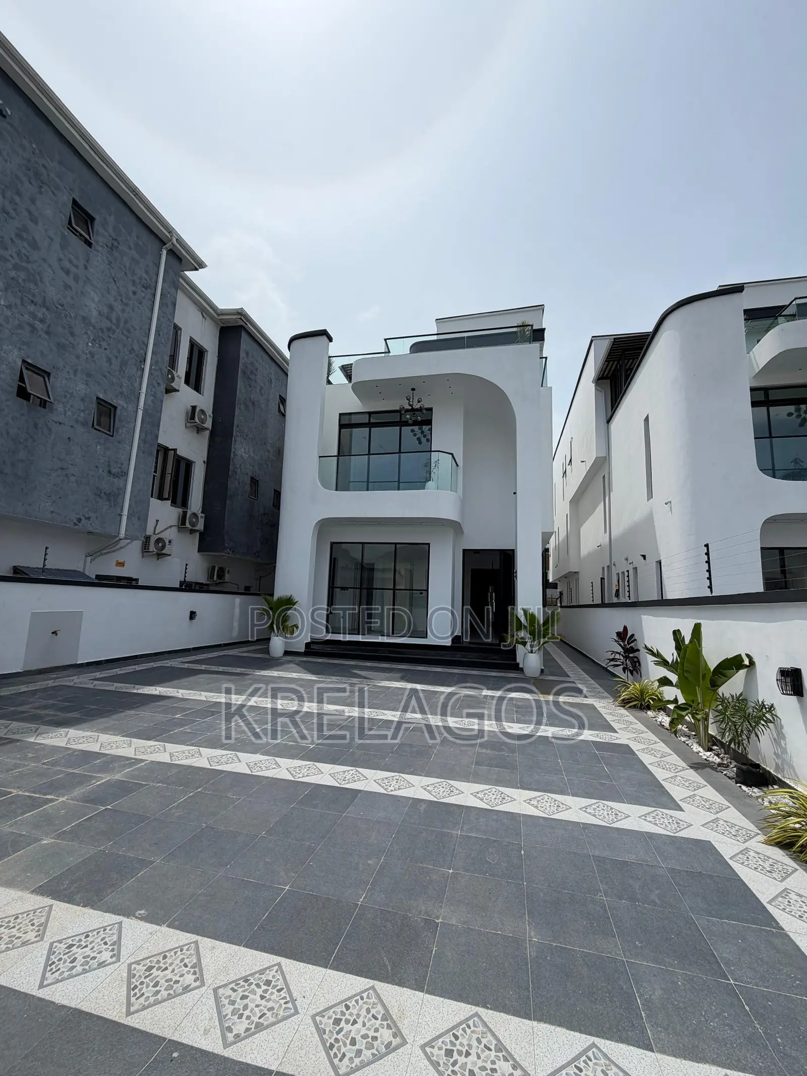 5bdrm Duplex in Ikate for sale in Ikate
