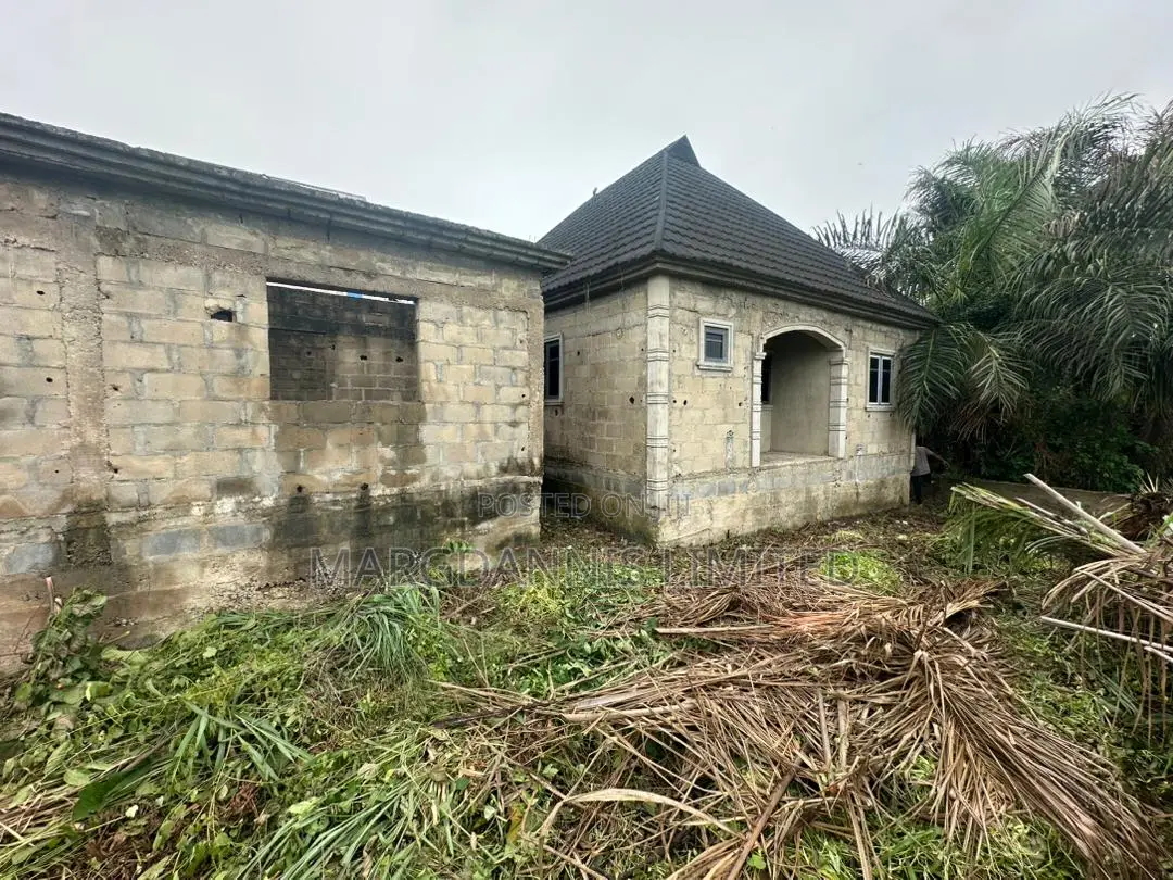 6bdrm Bungalow in Sholebo Estate, for sale in Ikorodu Garage
