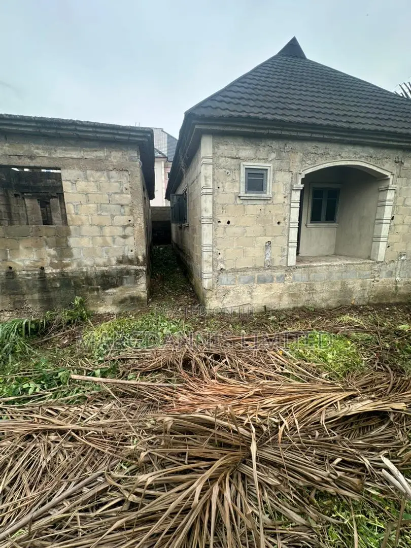 6bdrm Bungalow in Sholebo Estate, for sale in Ikorodu Garage