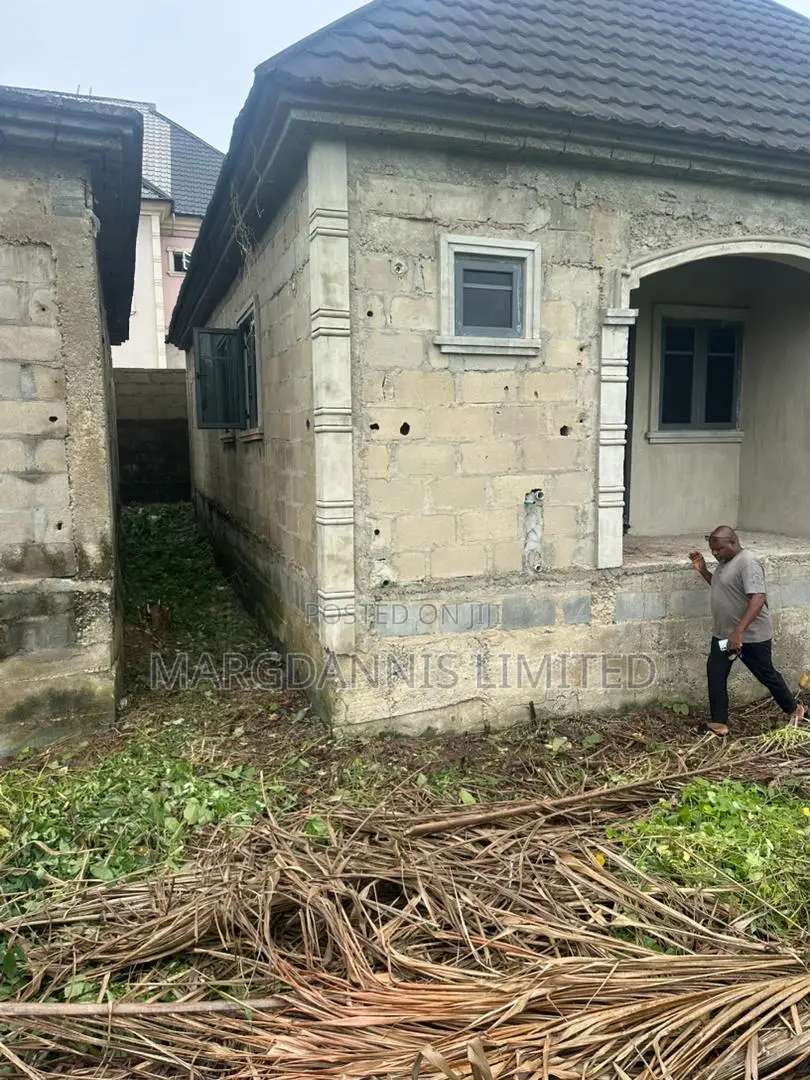 6bdrm Bungalow in Sholebo Estate, for sale in Ikorodu Garage