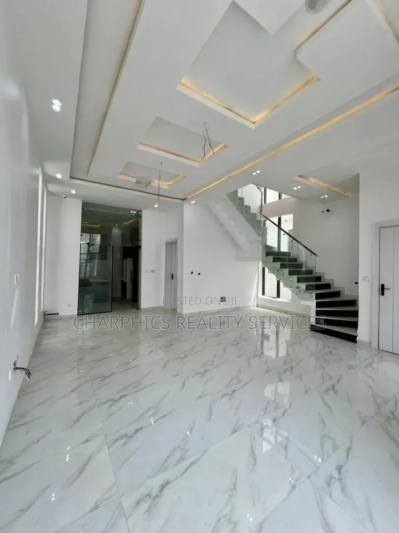 5bdrm Duplex in Chevron for sale in Chevron