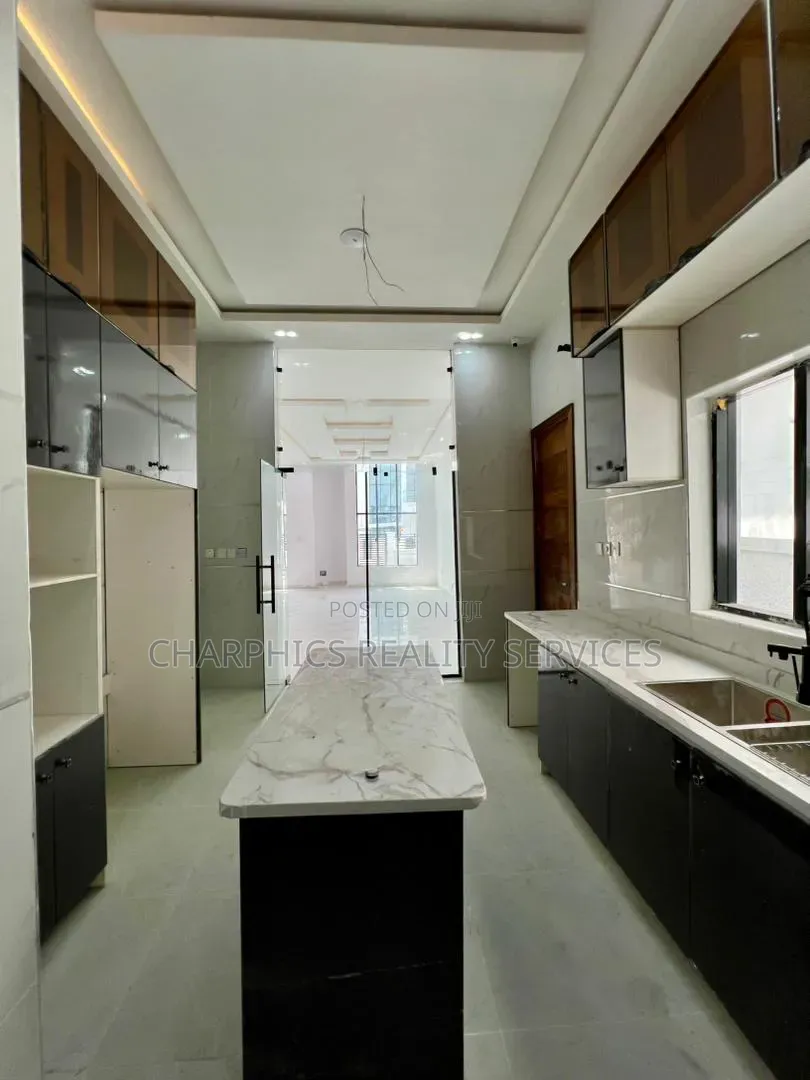 5bdrm Duplex in Chevron for sale in Chevron