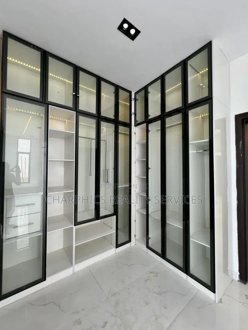 4bdrm Duplex in Chevron for sale in Chevron