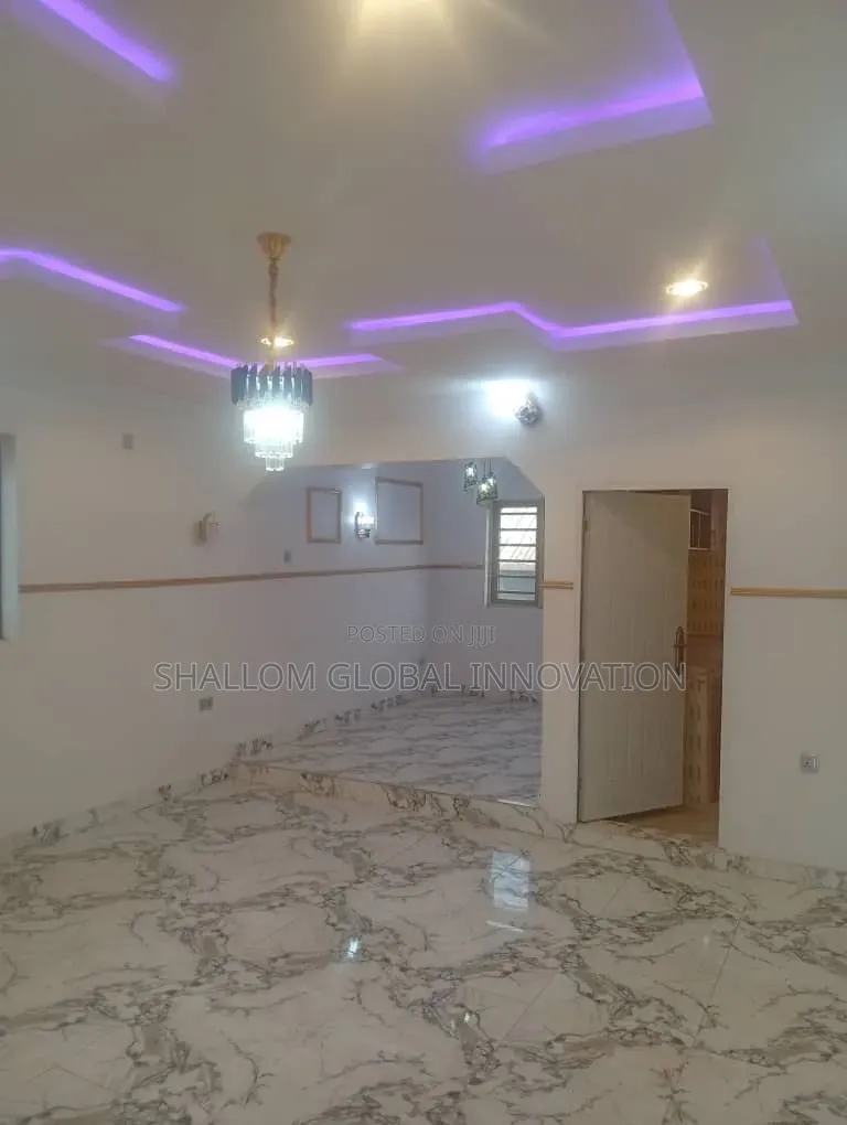 2bdrm Block of Flats in Banana Estate, Akobo for rent in Akobo