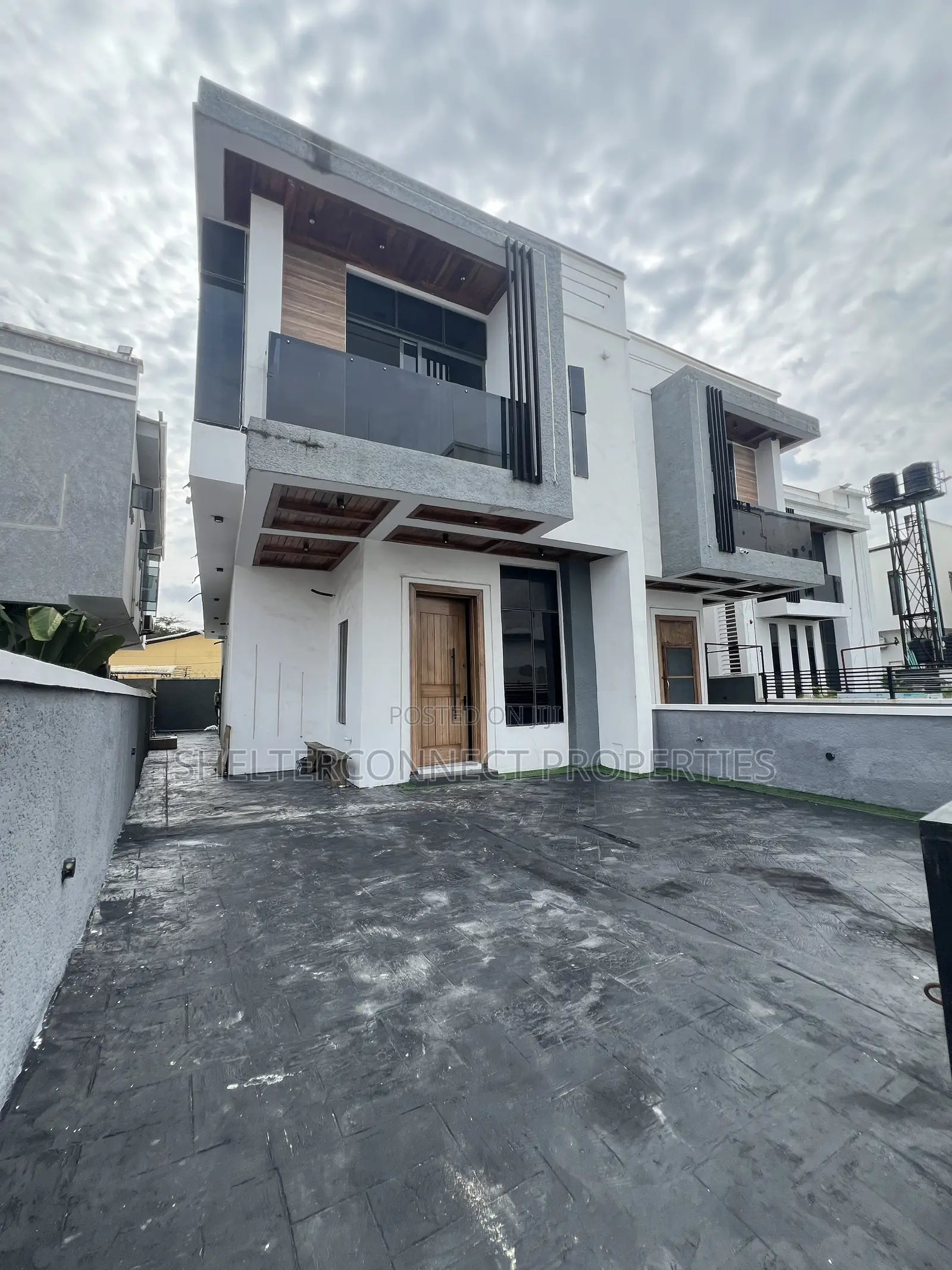 4bdrm Duplex in Chevron for sale in Chevron