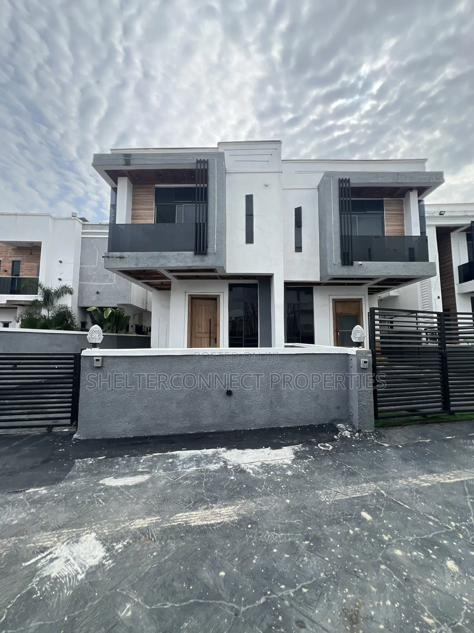 4bdrm Duplex in Chevron for sale in Chevron