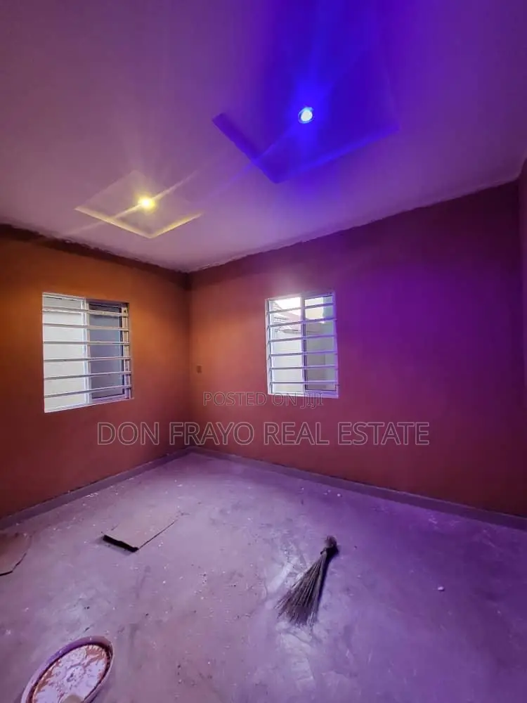 8bdrm Apartment in Elebu Oluyole, Akala Express for sale in Akala Express