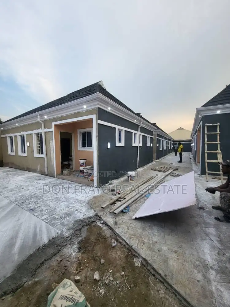8bdrm Apartment in Elebu Oluyole, Akala Express for sale in Akala Express