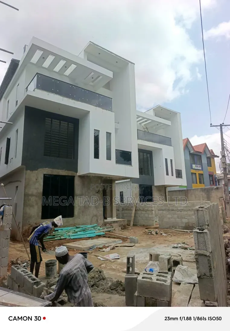 5bdrm Duplex in Ikeja Estate Adeniyi for sale in Adeniyi Jones