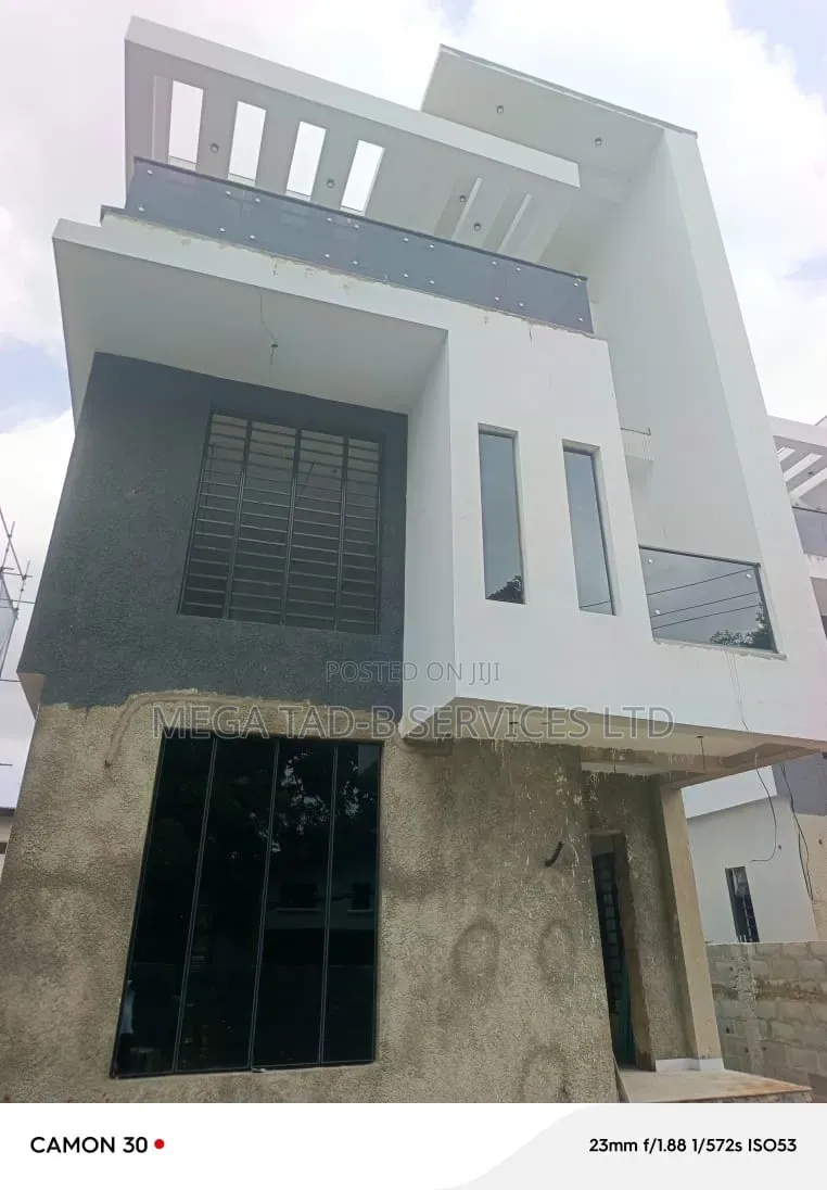 5bdrm Duplex in Ikeja Estate Adeniyi for sale in Adeniyi Jones