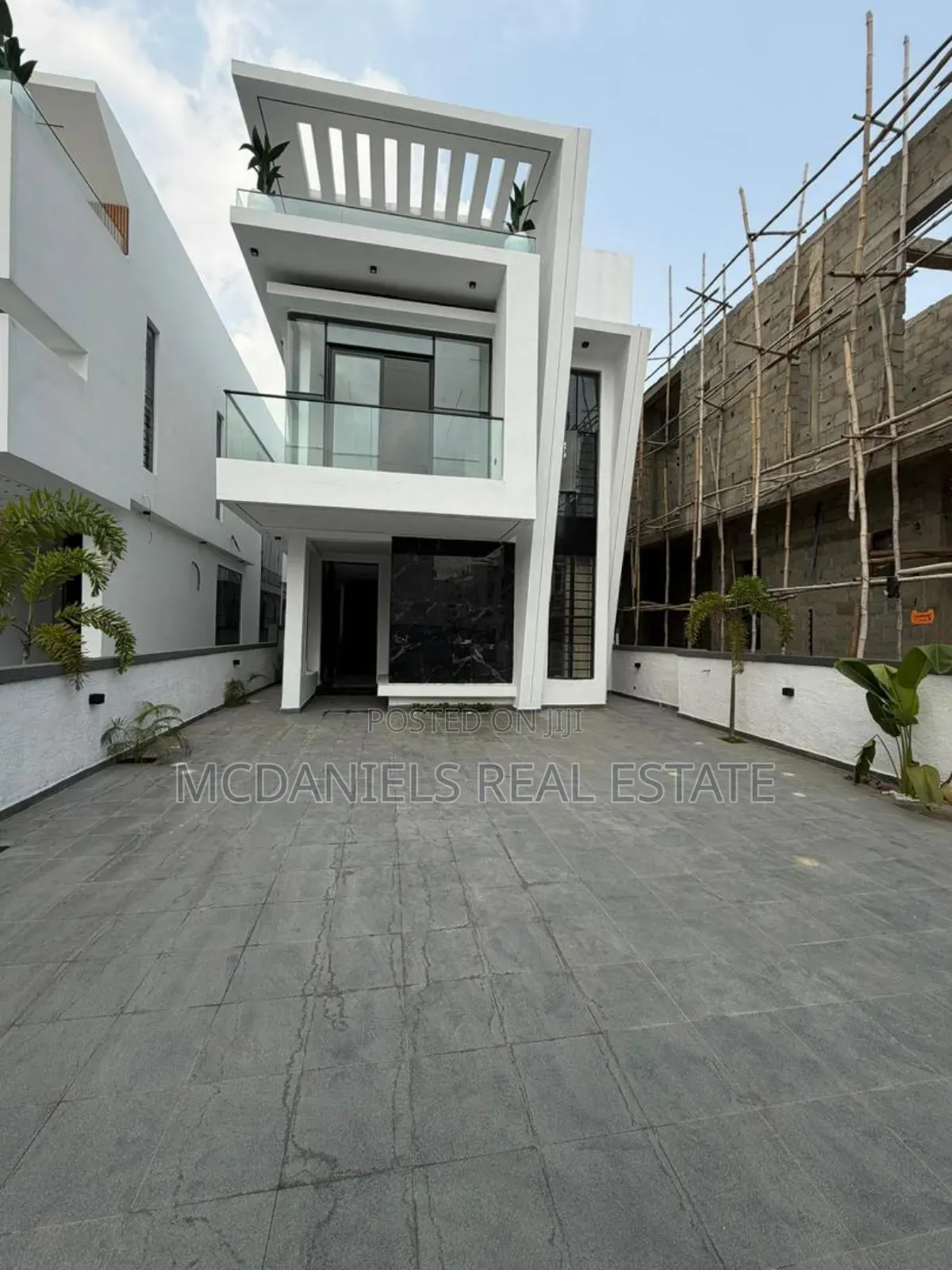 5bdrm Duplex in Chevron for sale in Chevron