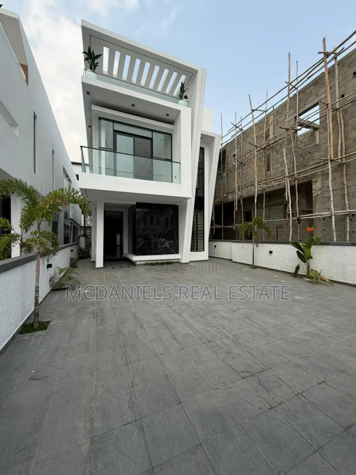 5bdrm Duplex in Chevron for sale in Chevron