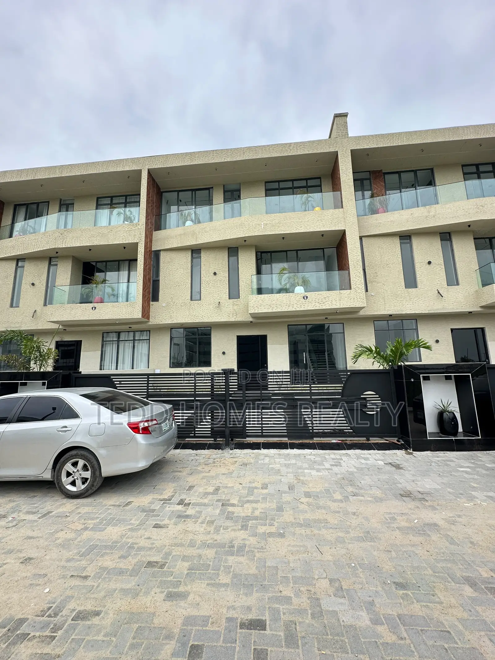 5bdrm Duplex in Lekki for sale in Lekki Phase 1