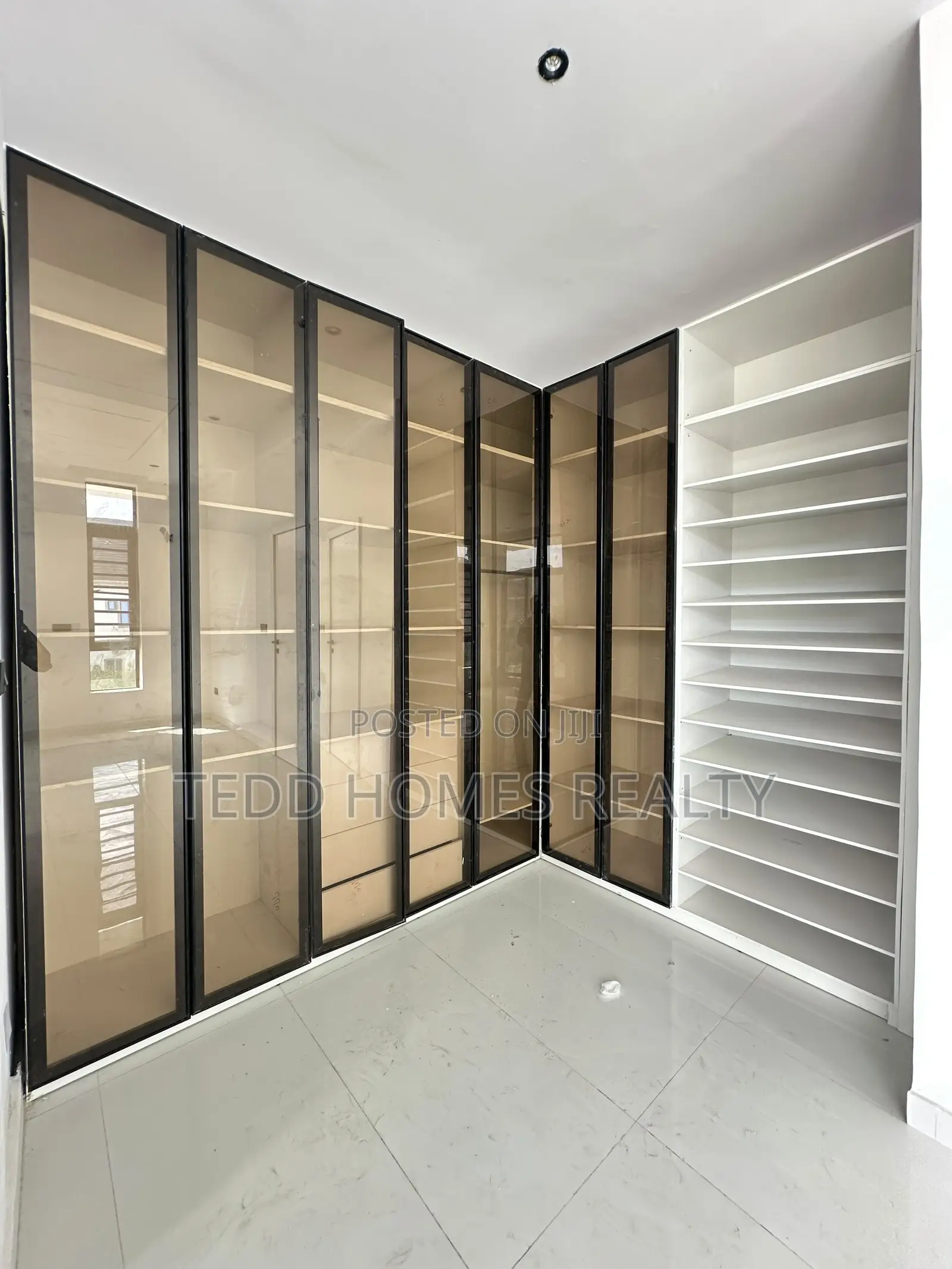 4bdrm Duplex in Ikota for sale in Ikota