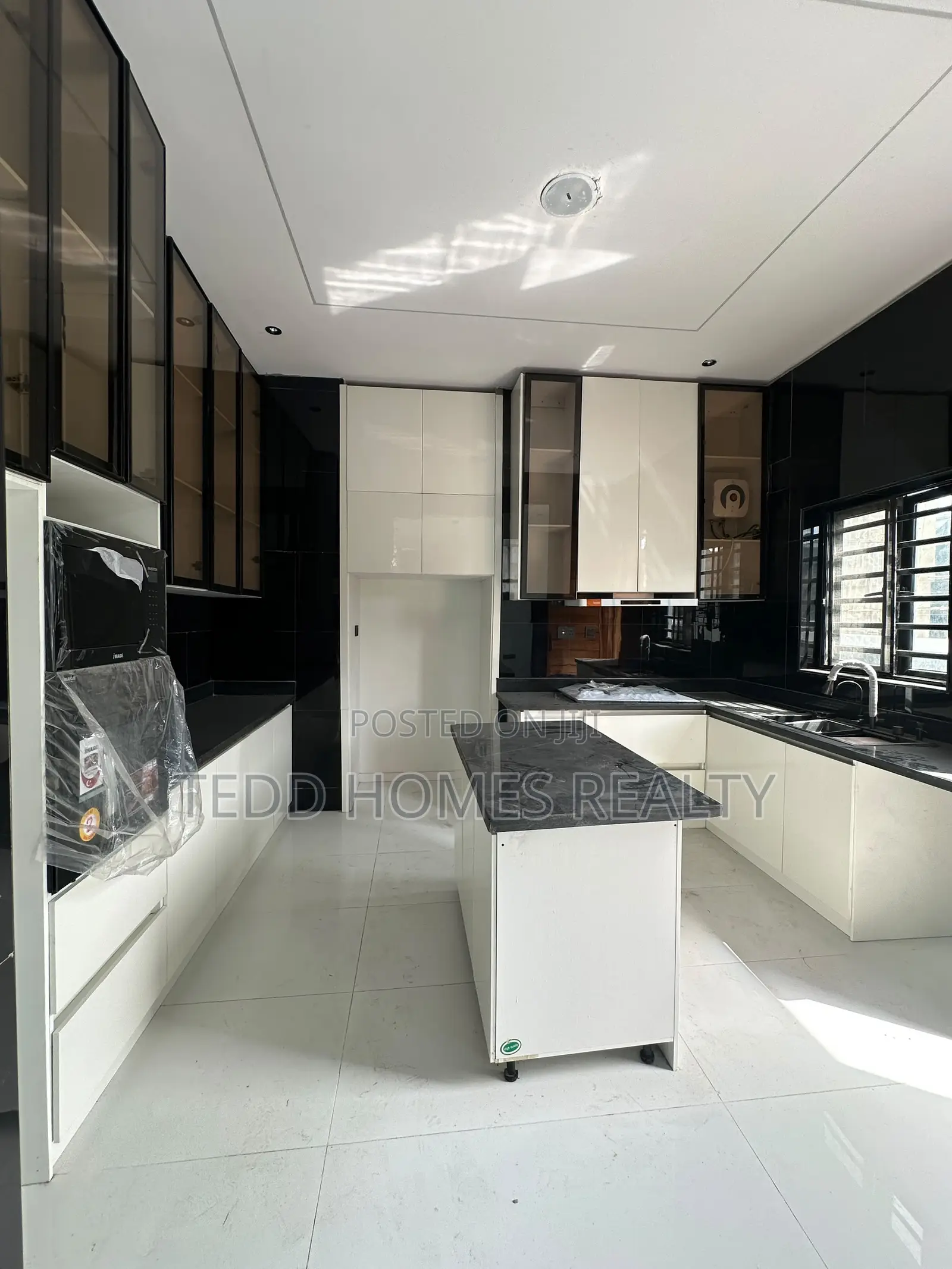 4bdrm Duplex in Ikota for sale in Ikota