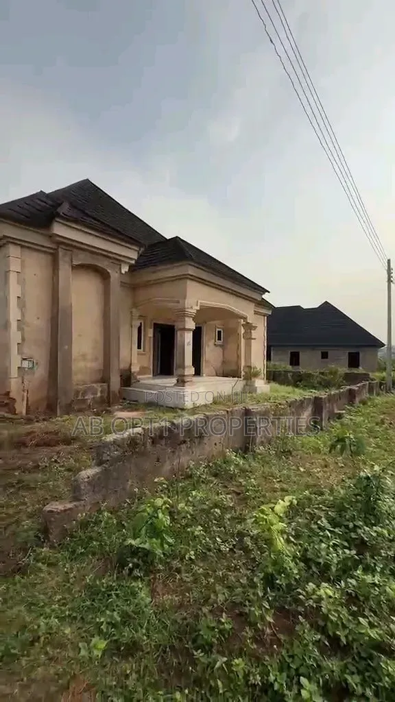 4bdrm Bungalow in Arougba, Airport Rd, Benin City for sale in Benin City