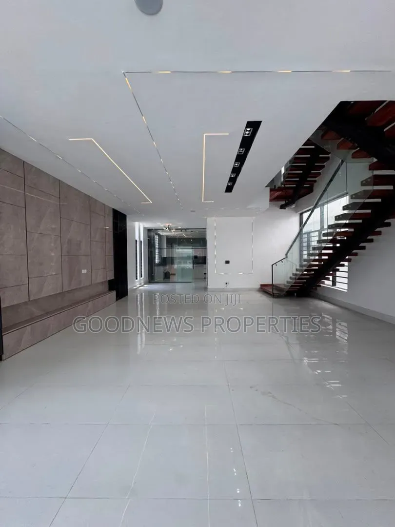 5bdrm Duplex in Chevron Lekki Lagos for sale in Chevron