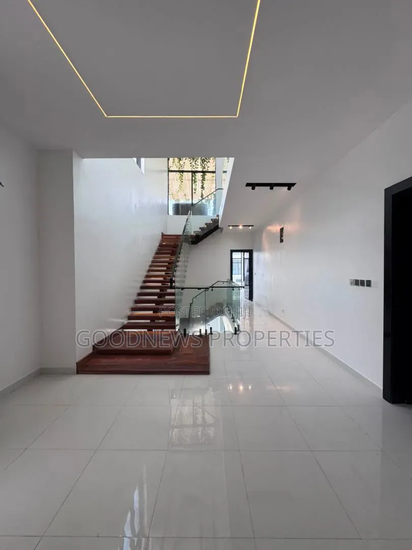 5bdrm Duplex in Chevron Lekki Lagos for sale in Chevron